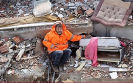 Đằng sau bức hình ám ảnh ở động đất Thổ Nhĩ Kỳ: 'Tôi không thể cứu con gái'