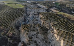 Động đất Thổ Nhĩ Kỳ: Hãi hùng vết nứt dài 300m, sâu 40m xuất hiện giữa vườn ô liu