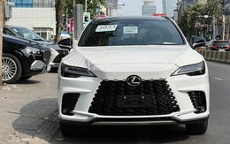 Lexus RX 2023 hot trước giờ G tại Việt Nam: Đại lý chính hãng báo ra mắt ngày mai, showroom ngoài cũng cạnh tranh chào bán