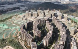Sốt BĐS, một ngọn núi ở Trung Quốc bị "bê tông hóa" với hơn 1.000 biệt thự và căn hộ: Là công trình xây dựng trái phép, buộc phải dỡ bỏ vì phá hủy môi trường