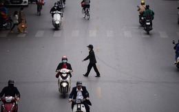 Hà Nội: Người dân “thờ ơ” với cầu vượt bộ hành, thản nhiên băng qua đường bất chấp nguy hiểm