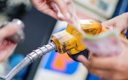 Doanh nghiệp định giá xăng dầu: Quyền lợi người tiêu dùng có bị ảnh hưởng?