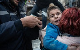 Khoảnh khắc bé trai Thổ Nhĩ Kỳ đoàn tụ với mẹ sau 52 giờ mắc kẹt vì động đất