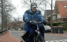 Cụ ông 90 tuổi đạp xe hai tiếng mỗi ngày, bất chấp nắng mưa để đến thăm vợ