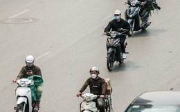 Hà Nội: Người dân vô tư sử dụng điện thoại khi đang lái xe