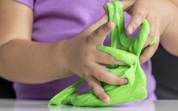 Cảnh báo đồ chơi 'chất dẻo ma quái' slime chứa nhiều chất độc, gây đau đầu, hôn mê ở trẻ em
