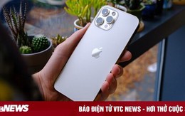 Dùng điện thoại iPhone đời mới, cô gái bị bộ phận nhân sự mắng chửi