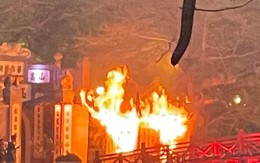 Hà Nội: Cháy bốt bán vé vào cầu Thê Húc