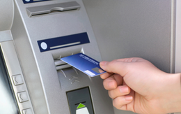 Ngân hàng Mỹ báo động vì chiêu dùng keo dán đánh cắp tiền tại ATM: Đi rút tiền mà gặp dấu hiệu này thì dừng lại ngay!