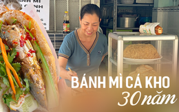 Hàng bánh mì cá nục tự kho của người phụ nữ suốt 30 năm, dù “núp hẻm” nhưng mỗi ngày bán hơn 300 ổ