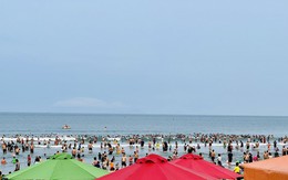 Nắng nóng, hàng nghìn người đổ về biển Đà Nẵng 'giải nhiệt'