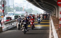 Hà Nội: Thông xe tuyến đường tạm tại dải phân cách trên đường Nguyễn Xiển