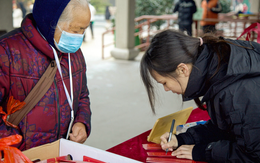 Trung Quốc: Người trẻ kiệt sức, quyết định bỏ việc, ồ ạt kéo đến chùa ở trong vài tháng để tìm 'sự an yên'