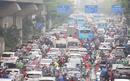 Nồm ẩm, trời mù kèm mưa khiến giao thông Hà Nội rối loạn