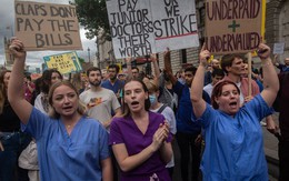 Ngành y tế điêu đứng khi hàng chục nghìn bác sĩ bỏ việc, xuống đường: Chuyện gì đang diễn ra ở Anh?