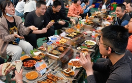 Bị lãng quên nhiều năm, "Thánh địa đồ nướng" Trung Quốc bất ngờ chật cứng thực khách: Nhà hàng bán 10.000 xiên mỗi ngày cũng không đáp ứng nổi nhu cầu