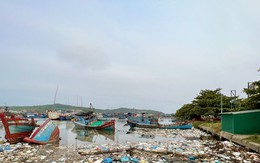 Xác tàu, rác thải ‘bủa vây’ cảng cá Sa Huỳnh