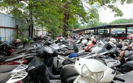 Hàng ngàn xe máy vi phạm chất đống khiến bãi xe quá tải