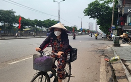Bất chấp nguy cơ tai nạn, nhiều người ngang nhiên đi ngược chiều trên đường Hà Nội