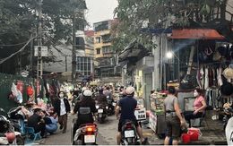 Chợ cóc ngang nhiên lấn chiếm vỉa hè và lòng đường ở Hà Nội