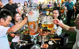 Khách Tây 'choáng' vì cách uống bia độc nhất vô nhị ở 'thủ phủ bia' của Trung Quốc: Không dùng cốc hay lon, vừa đi vừa uống thoải mái