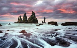 Chiêm ngưỡng bãi biển cát đen Reynisfjara kỳ lạ, không ai được tắm ở Iceland