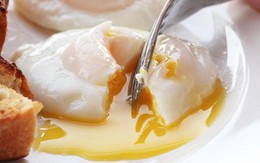 Trứng gà chần có bổ dưỡng hơn trứng luộc chín? Ai hay ăn trứng chần nhất định phải biết điều này