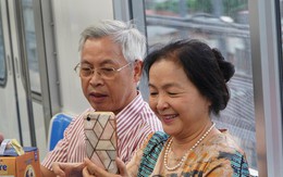 Người dân TP HCM hào hứng trải nghiệm tàu metro