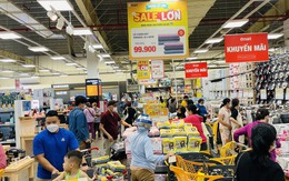 Người dân TP HCM đổ vào siêu thị trốn nóng, săn sale ngày lễ