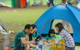 Hàng nghìn người đổ về công viên Yên Sở cắm trại trong ngày nghỉ lễ