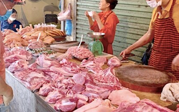 Giá heo hơi chạm đáy: Vì sao người tiêu dùng vẫn phải mua thịt heo giá cao ngất?