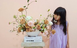 Bé gái 7 tuổi cắm hoa như nghệ nhân, mê hoa tới mức lén học dù mẹ không cho phép