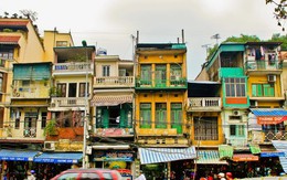 Báo nước ngoài lý giải vì sao các cửa hàng phố cổ Hà Nội vẫn sống sót trước 'làn sóng' trung tâm thương mại