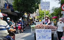 Trứng gà giá rẻ tràn xuống đường ở TP HCM