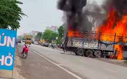 Clip: Xe tải bất ngờ bốc cháy dữ dội, tài xế có hành động dũng cảm khiến người đi đường cảm thán