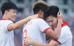 Tuyển thủ U22 Việt Nam nằm sân ôm nhau ăn mừng cực hài khi U22 Indonesia nhận bàn phản lưới nhà