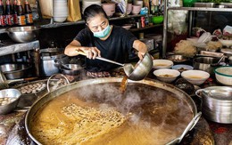 Thái Lan: Món ăn độc đáo được nấu liên tục suốt 50 năm, tấp nập thực khách xếp hàng