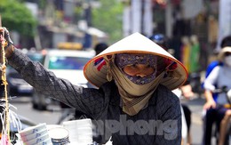 Hà Nội: Người lao động quay quắt dưới nắng nóng như ‘đổ lửa’