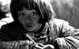 Bé gái nghèo khổ vùng núi bỗng nổi tiếng cả nước nhờ 1 bức ảnh: Không ai ngờ 32 năm sau, cuộc đời em thay đổi ngoạn mục