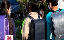 Học sinh Nhật Bản đeo ba lô nặng gần 10kg