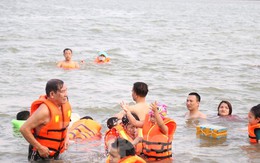 Nắng nóng 40 độ C, người dân đưa con ra sông Lam tắm 'giải nhiệt'