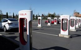 Tesla chính thức thực hiện điều “ngược đời” trong ngành xe điện: Chi hàng tỷ USD để xây trạm sạc cho các đối thủ dùng chung
