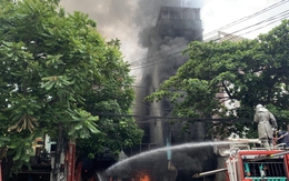 Hà Nội: Cháy cơ sở sửa chữa lốp ô tô, thiêu rụi 2 nhà liền kề