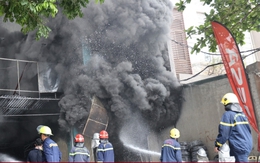 Hà Nội: Hiện trường vụ cháy ngùn ngụt cơ sở sửa chữa lốp ô tô và 2 nhà liền kề