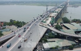 Dỡ rào 'chiếm dụng' đường tại công trường cầu Vĩnh Tuy 2