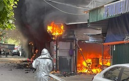 Hà Nội: Bãi trông xe tự phát bốc cháy ngùn ngụt, 5 ô tô bị cháy