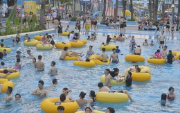 Hà Nội: Công viên nước Hồ Tây đông nghịt người ngày nắng nóng 40 độ C