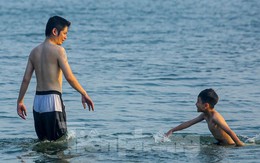 Nắng nóng oi bức, người Hà Nội 'biến' hồ Tây thành bể bơi giải nhiệt bất chấp lệnh cấm