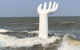 Hình ảnh bất ngờ về những bàn tay khổng lồ ở biển Thanh Hóa khi thủy triều lên cao