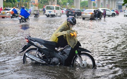 Hà Nội đón cơn mưa giải nhiệt bất chợt khiến nhiều tuyến phố ngập sâu